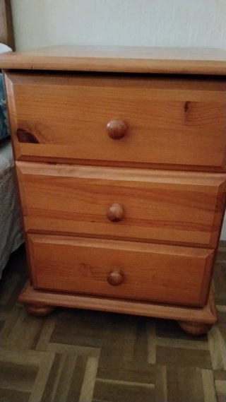 Cómoda y 2 mesitas de madera de madera de pino