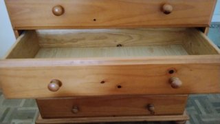 Cómoda y 2 mesitas de madera de madera de pino