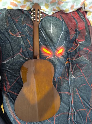 Guitarra española con atril y pie