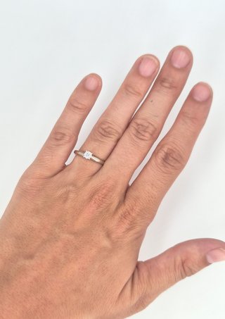 048-01-00200 Anillo Oro Blanco 18K con Diamante