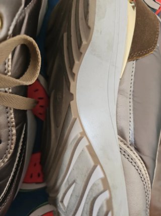 Deportivas doradas usadas 1 vez