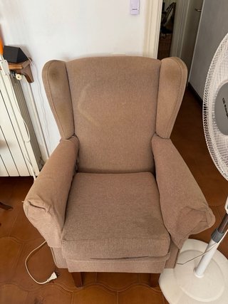 Butaca de tela beige y marrón