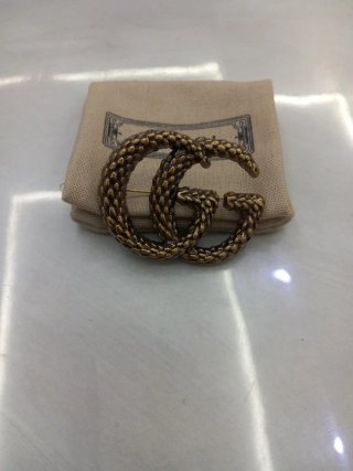 Spilla Gucci GG in colore Oro dimensioni 4 cm