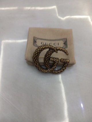 Spilla Gucci GG in colore Oro dimensioni 4 cm