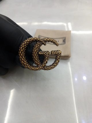 Spilla Gucci GG in colore Oro dimensioni 4 cm