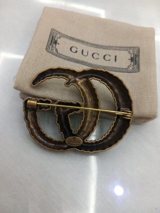 Spilla Gucci GG in colore Oro dimensioni 4 cm