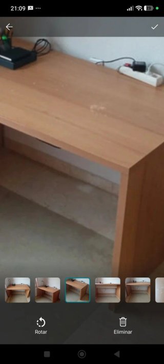 Escritorio de madera marrón