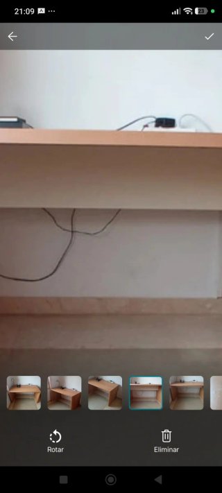 Escritorio de madera marrón