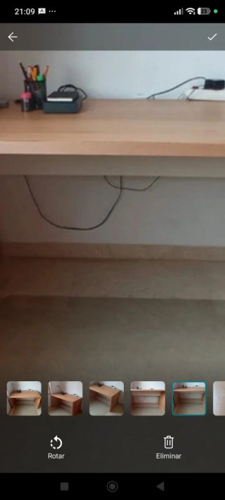 Escritorio de madera marrón