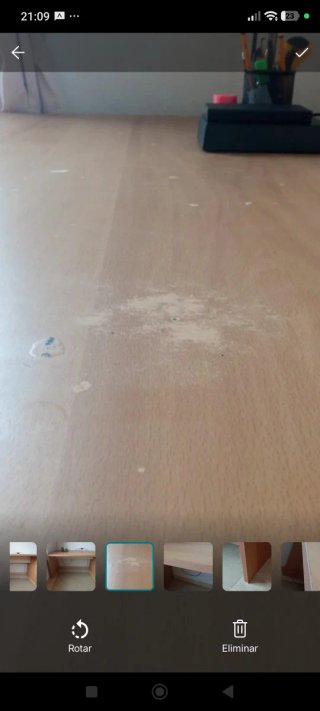 Escritorio de madera marrón