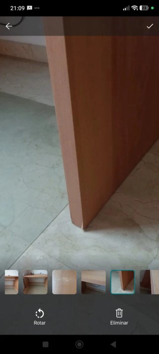 Escritorio de madera marrón