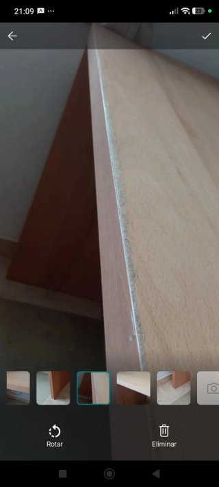 Escritorio de madera marrón