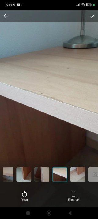 Escritorio de madera marrón
