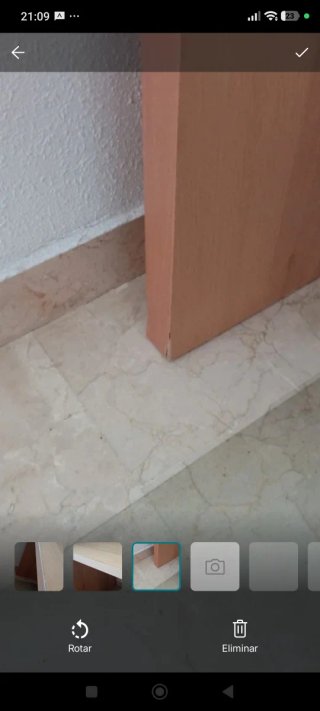 Escritorio de madera marrón