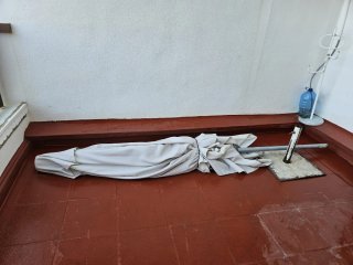 Sombrilla de terraza beige y blanca
