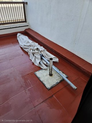 Sombrilla de terraza beige y blanca