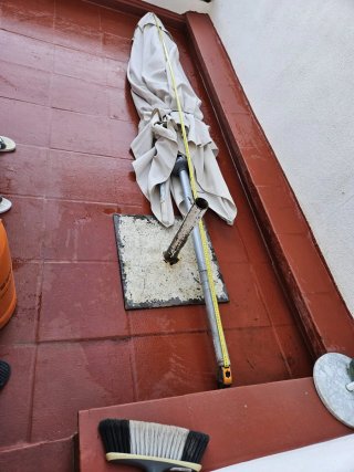 Sombrilla de terraza beige y blanca