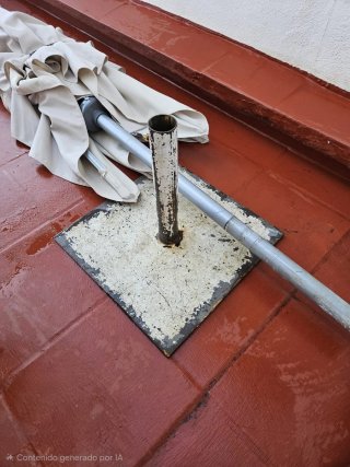 Sombrilla de terraza beige y blanca