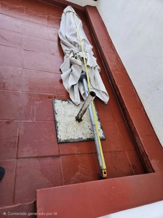 Sombrilla de terraza beige y blanca