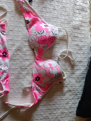 Bikini floral sin estrenar. Talla 90/ 95 sujetador