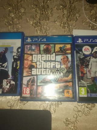PS4 Pro + 5 Giochi + Controller