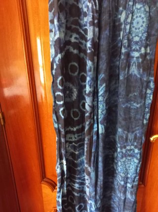 Mono largo estampado azul y negro