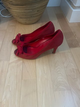 Zapatos de salón rojos con lazo