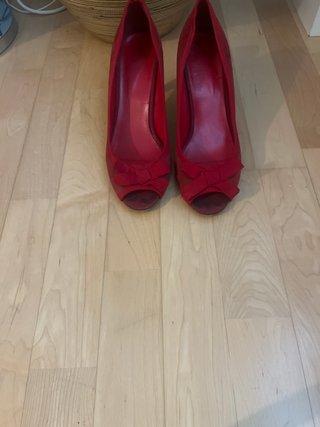 Zapatos de salón rojos con lazo