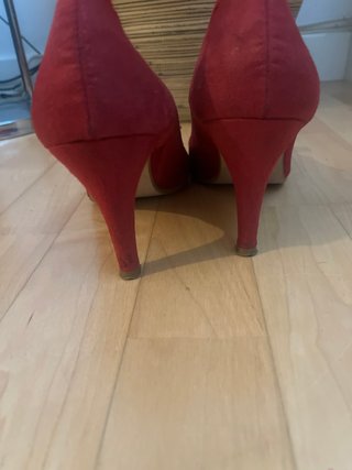 Zapatos de salón rojos con lazo