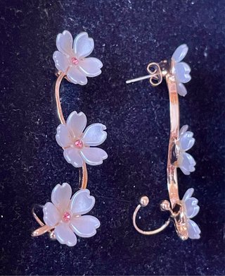 Pendientes trepadores florales dorados