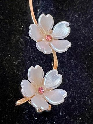 Pendientes trepadores florales dorados