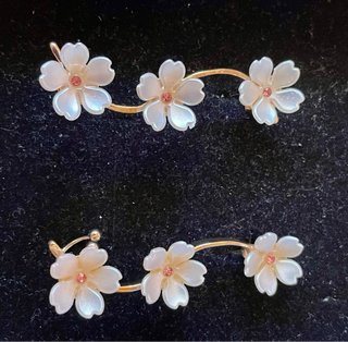 Pendientes trepadores florales dorados