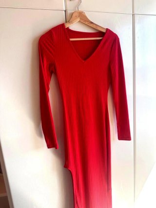 Mono rojo ajustado con abertura