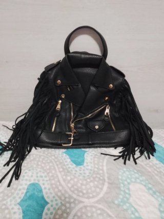 Mochila estilo chaqueta cuero negro flecos