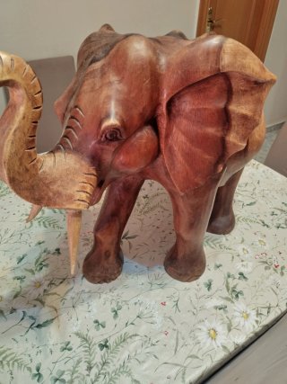 Figura de elefante de madera tallada