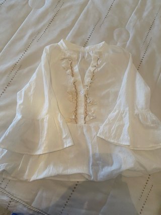 Blusa blanca con volantes