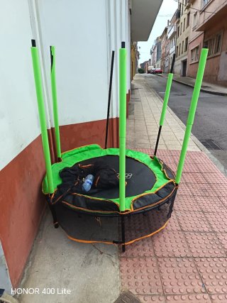 Cama elástica infantil verde y negra
