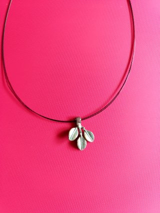 Collar con colgante de hojas de cerámica