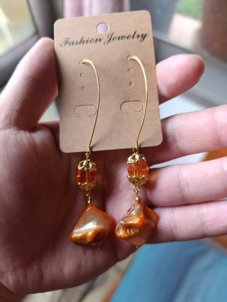 Pendientes largos cristal y nácar naranja.