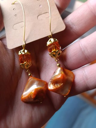 Pendientes largos cristal y nácar naranja.