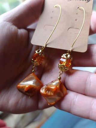 Pendientes largos cristal y nácar naranja.