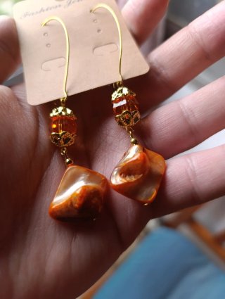 Pendientes largos cristal y nácar naranja.