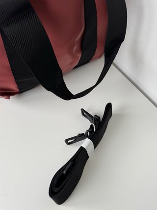 Bolso bandolera Rains impermeable nuevo burdeos