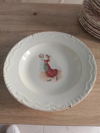 Plato antiguo decorativo mujer bailando