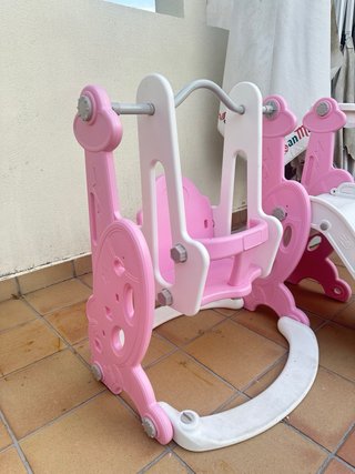 Parque infantil con columpio y tobogán
