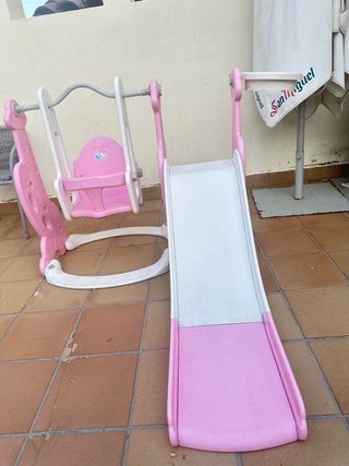Parque infantil con columpio y tobogán
