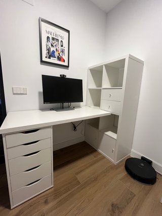 Escritorio IKEA blanco con estantería