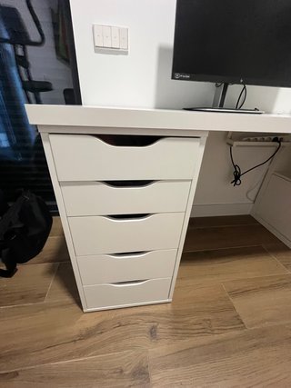 Escritorio IKEA blanco con estantería