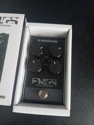 TC Electronic Fangs Pedal Distorsión Metal