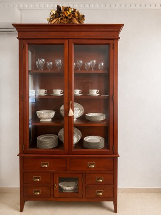 Vitrina aparador de madera maciza color cerezo
